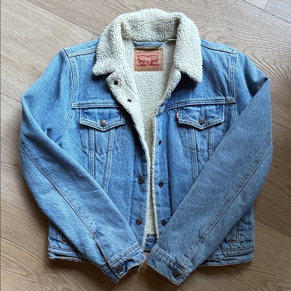 Excellent condition vintage Levi's Light Blue Sherpa Lined Jacket